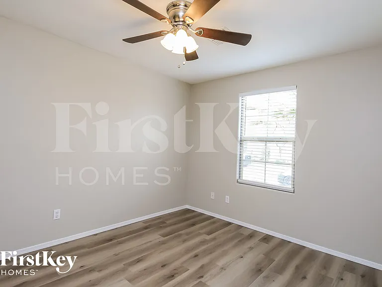 941 E Leslie Ave — Photo 12