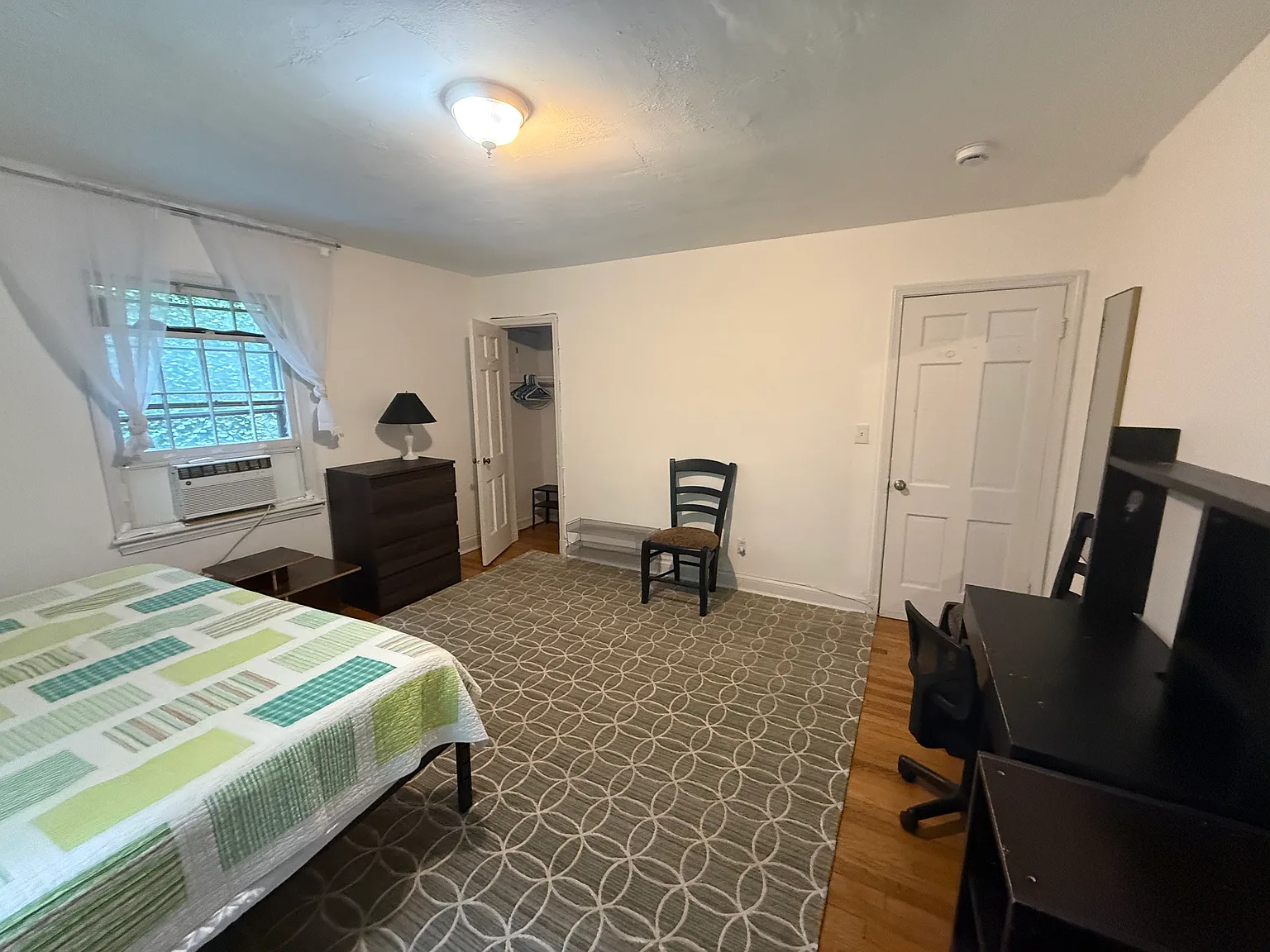 5 bed, $1,100 — Photo 2