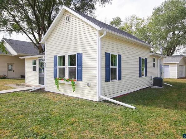 405 S Lincoln St, Canton, SD 57013