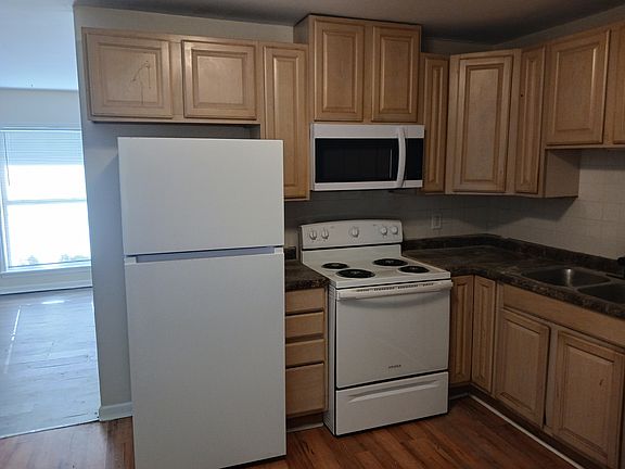 4th image of 4026 Baker Dr