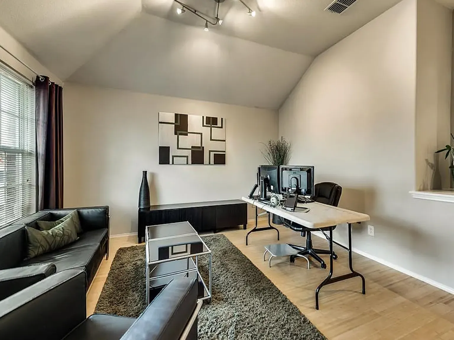4 bed, 1922 sqft, $2,400 — Photo 2