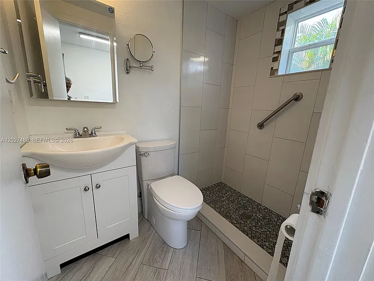 6753 SW 39th Ter #REAR — Photo 8