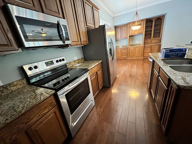 3993 Corrine Dr — Photo 9
