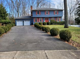4 Manalapan Woods Dr, Manalapan, NJ 07726