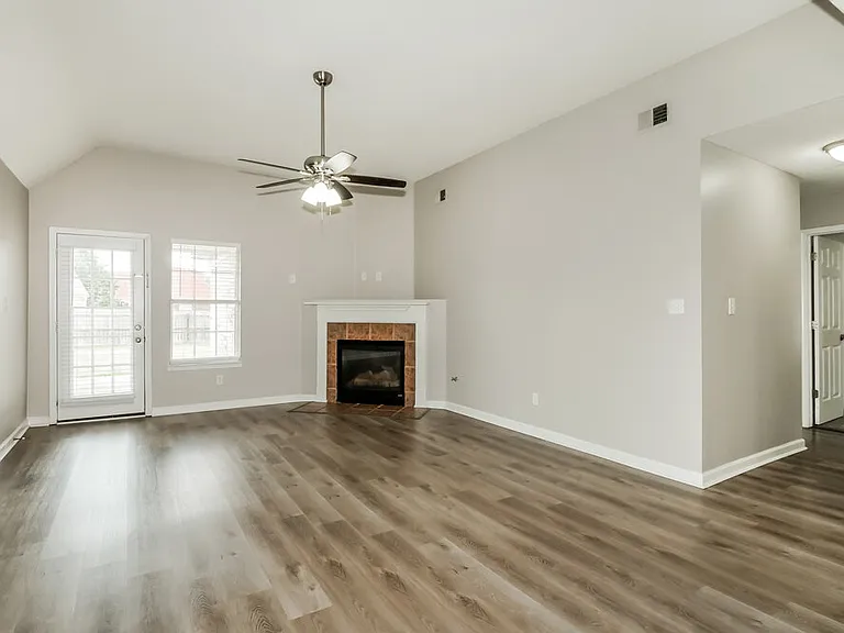 1332 Custer Dr E — Photo 4