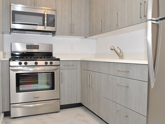 Pelham Parkway Towers - Kitchen - MAT - V Line