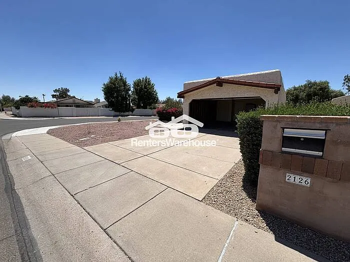 2126 N Villas Ln — Photo 2