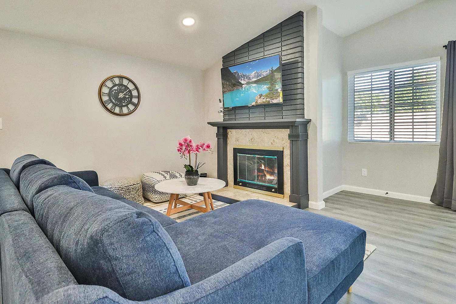 6564 Kelvin Ave — Photo 2