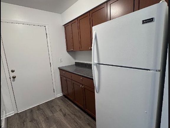 4th image of 2022 Lawrence Ave #8