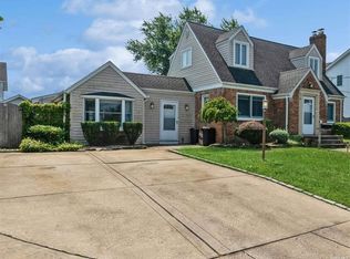 227 Hoke Ave, Oceanside, NY 11572