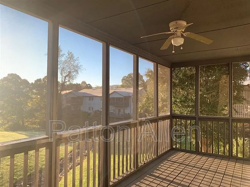 3 bed, 3.0 bath, 2500 sqft, $2,500 — Photo 3