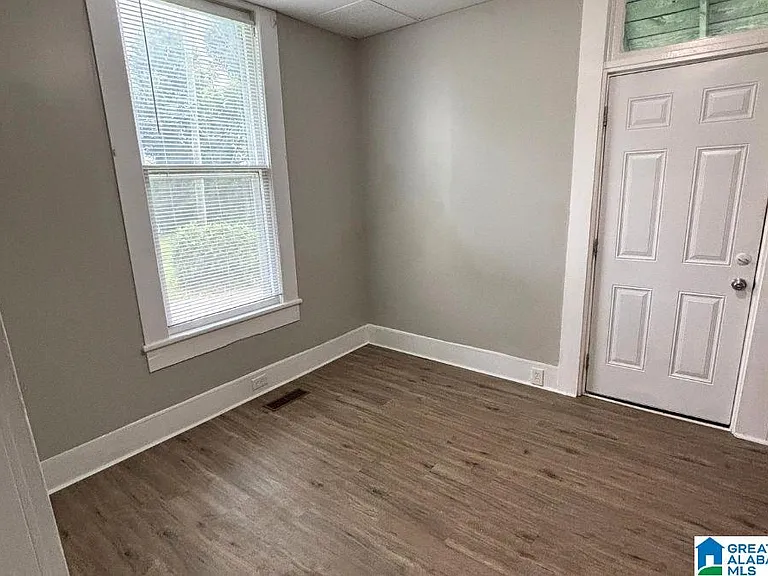 302 Coffee St E — Photo 8