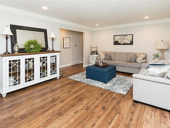2nd image of 202 NW Country Club Dr