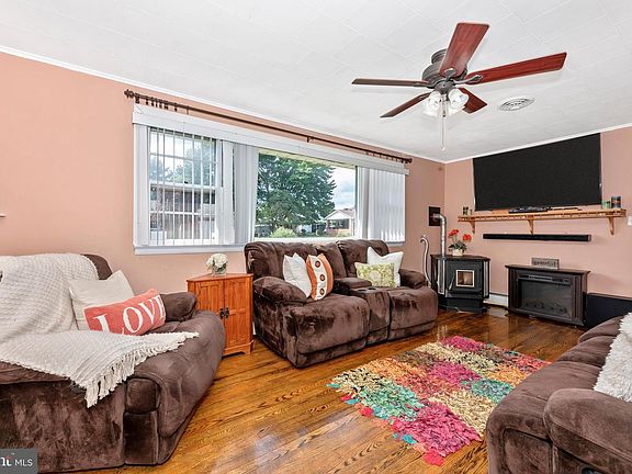 4th image of 8 Orchard Dr