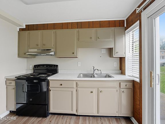 4th image of 111 Tacoma Rd #105