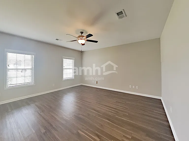 913 Beverly Ct — Photo 5