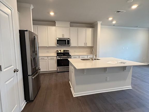 4th image of 5871 Woodlawn Dr