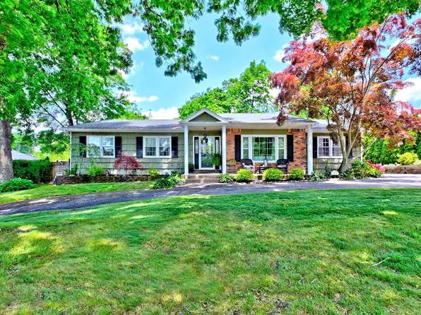 3 Woodstock Place, Lake Grove, NY 11755
