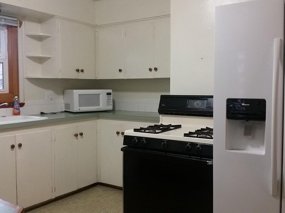 Large kitchen with gas stove