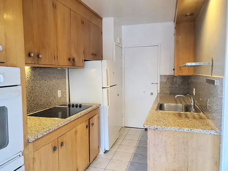 581 Merritt Ave — Photo 8