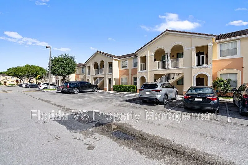 2 bed, 2.0 bath, 930 sqft, $1,700 — Photo 2