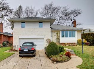 963 Plum Tree Rd W, Westbury, NY 11590