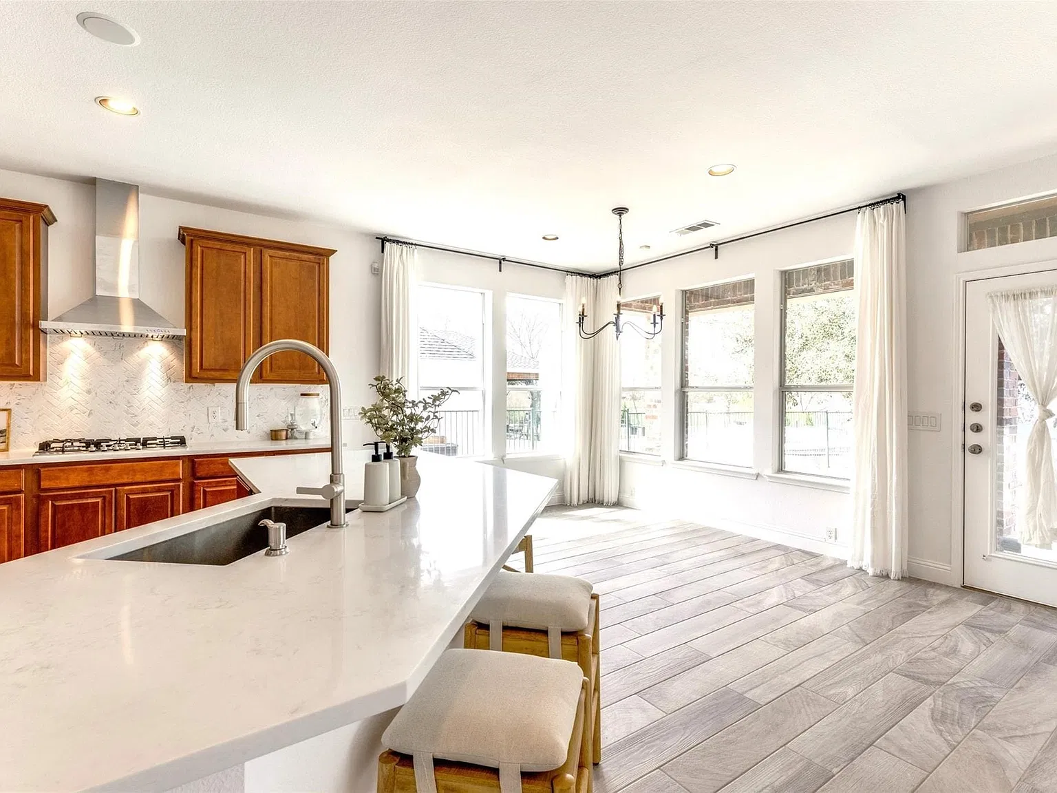 5 bed, 4.0 bath, 3958 sqft, $3,999 — Photo 4