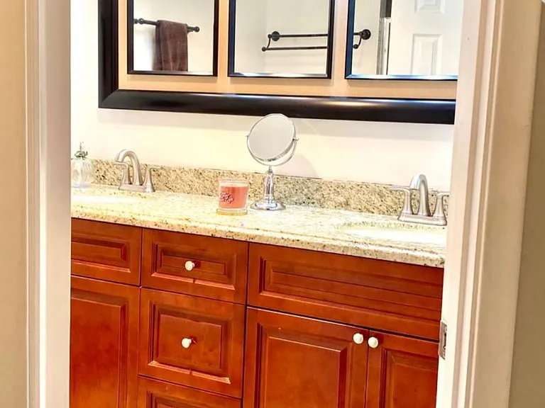 Master bathroom w dual sink