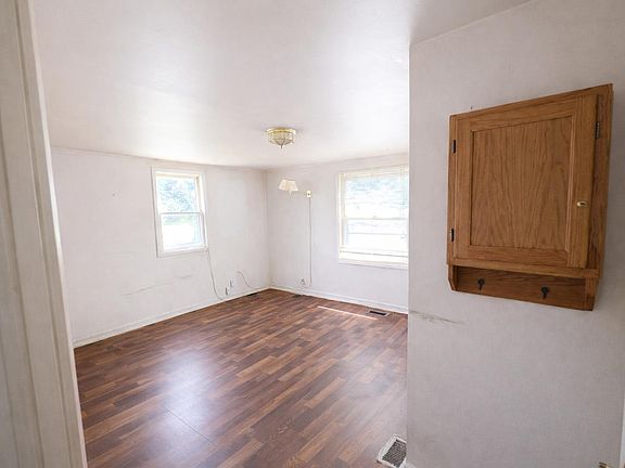 5th image of 710 E 6th St