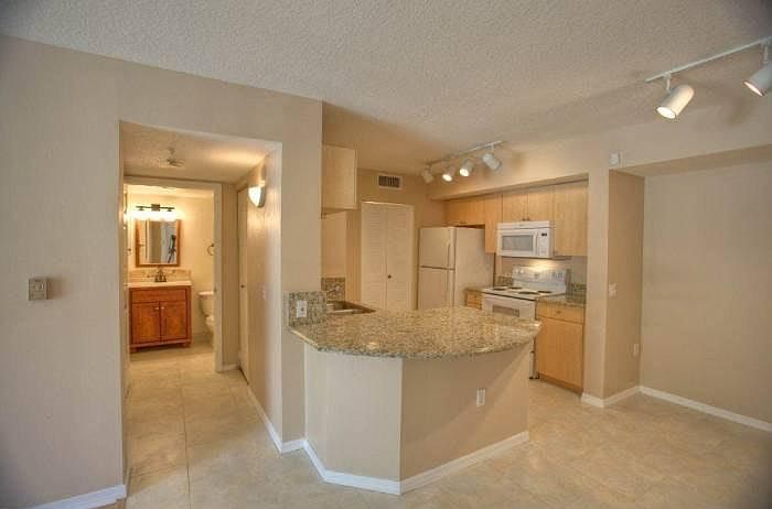 1st image of 105 Villa Cir #105