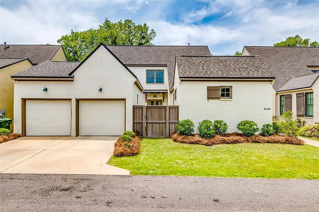 4 bed, 2.5 bath, 2473 sqft, $3,000 — Photo 1