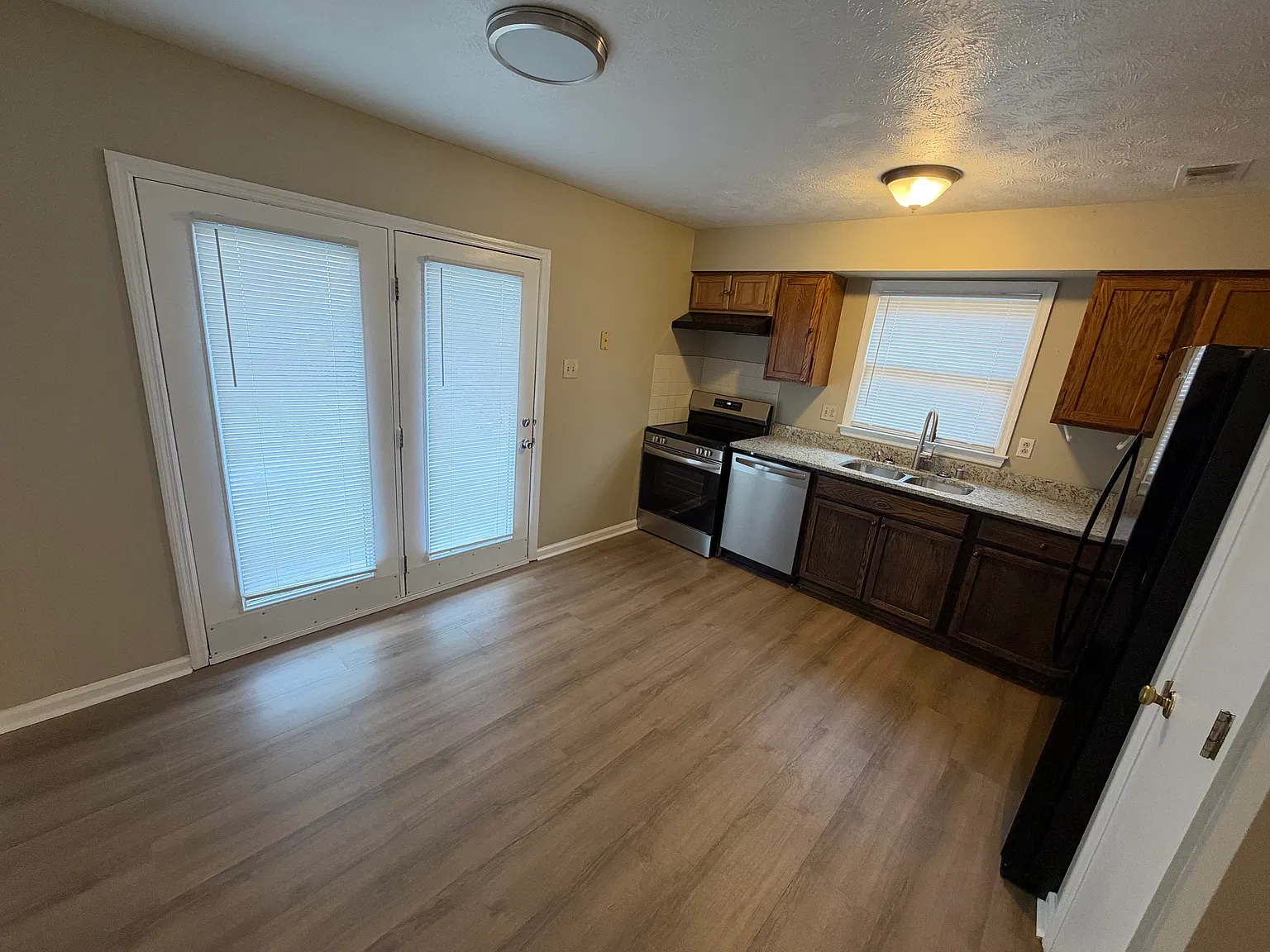 3 bed, 1102 sqft, $1,600 — Photo 3