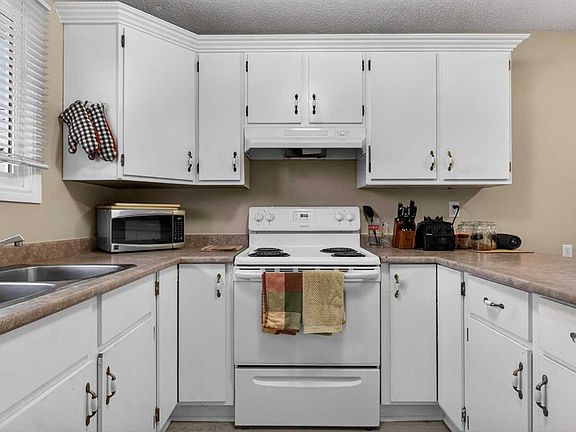 4th image of 27 SE Bedford Rd NE