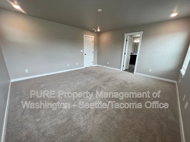 910 Burwood St SE — Photo 15