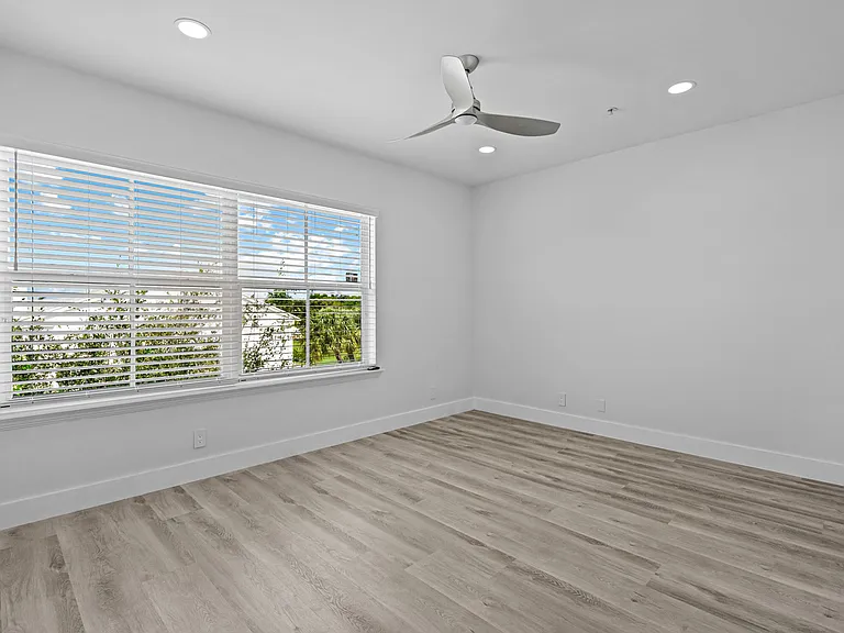 75 NW 4th Ave #75 — Photo 31