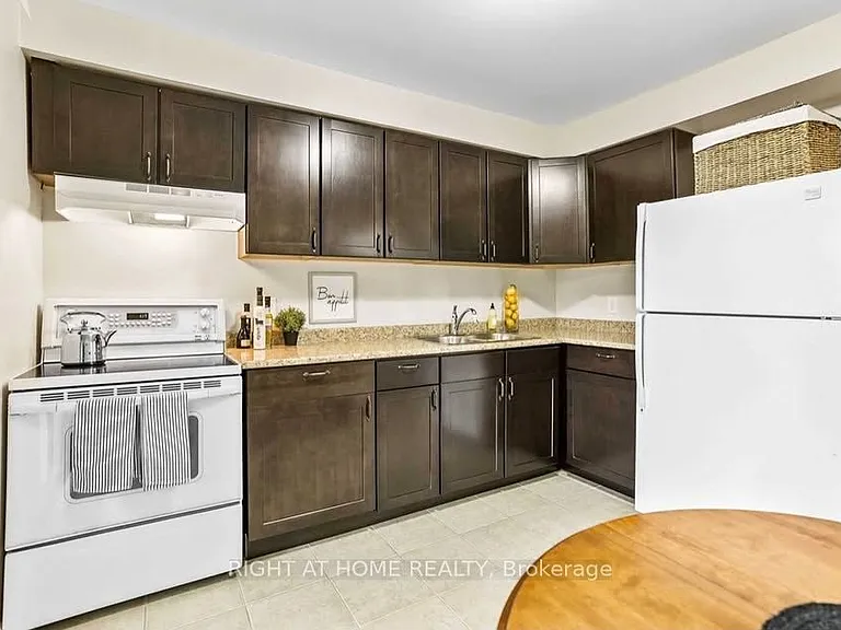 350 Camelot Ct #3 — Photo 7