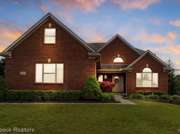 54265 Birchwood Dr, South Lyon, MI 48178