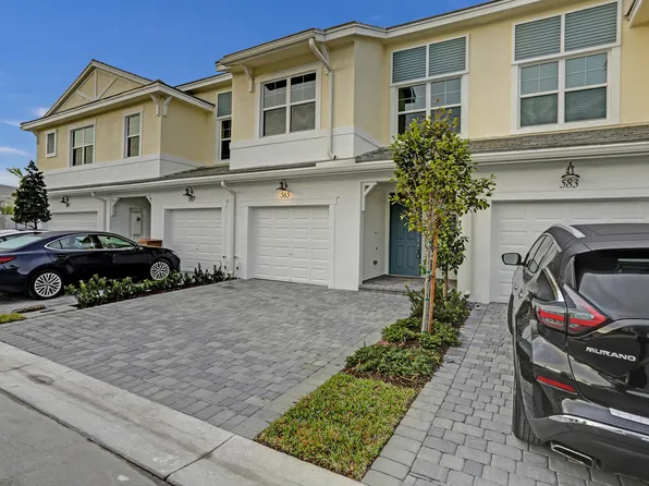 585 Sanderling Cir, Deerfield Beach, FL 33442