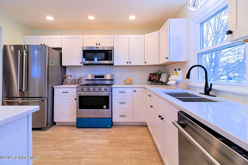 4th image of 7 Dauphin Drive