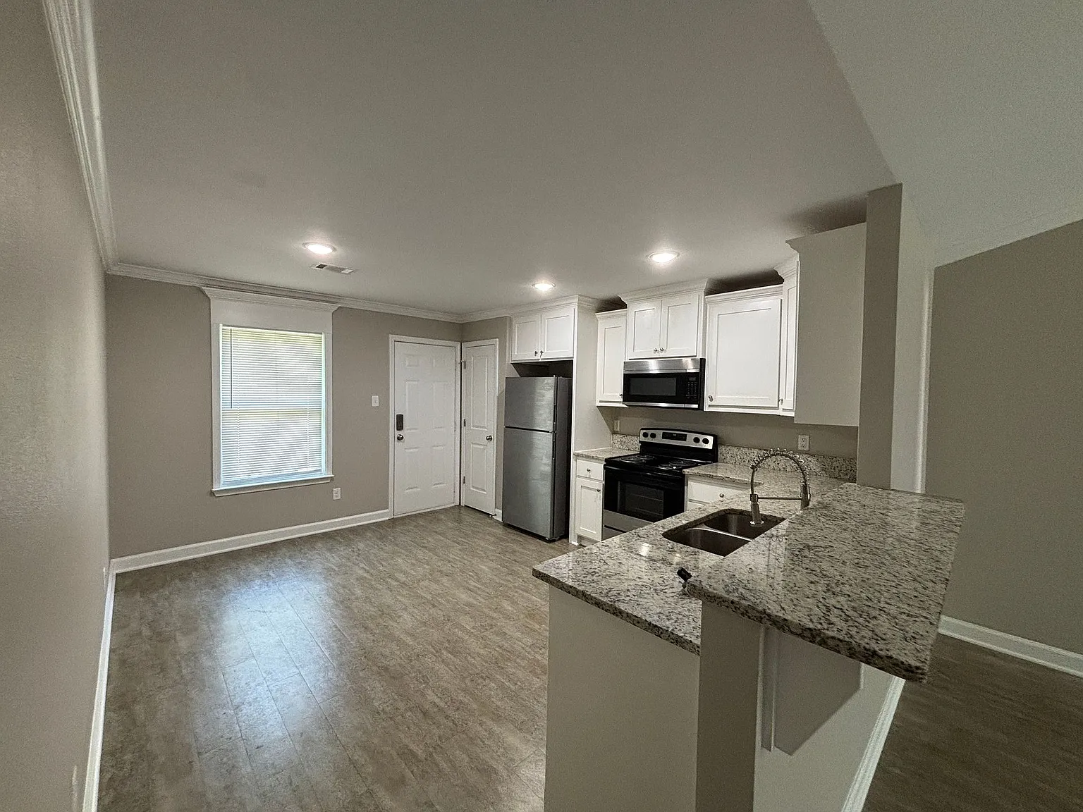 201 Sparrow Rd — Photo 2