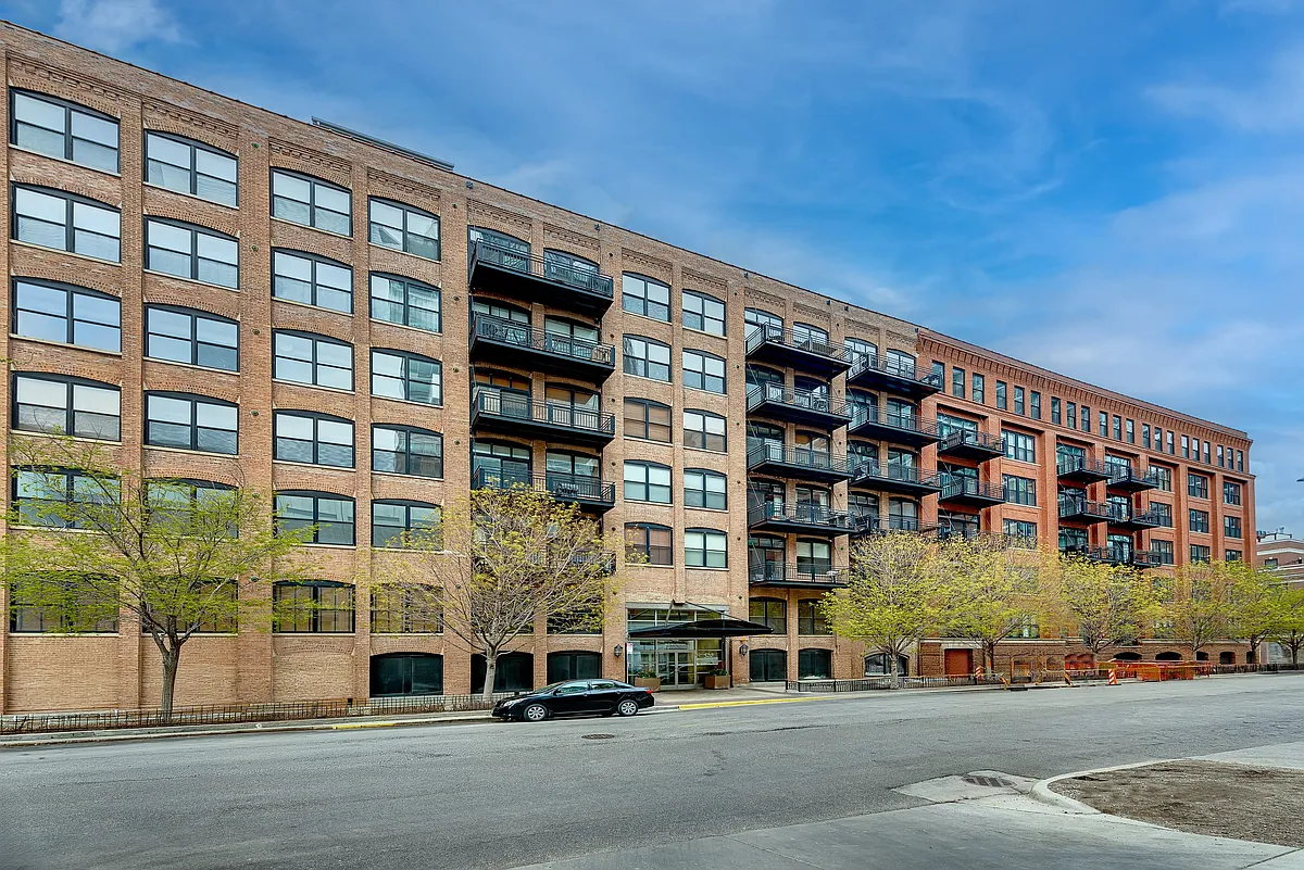 Building Photo - 520 W Huron St #310