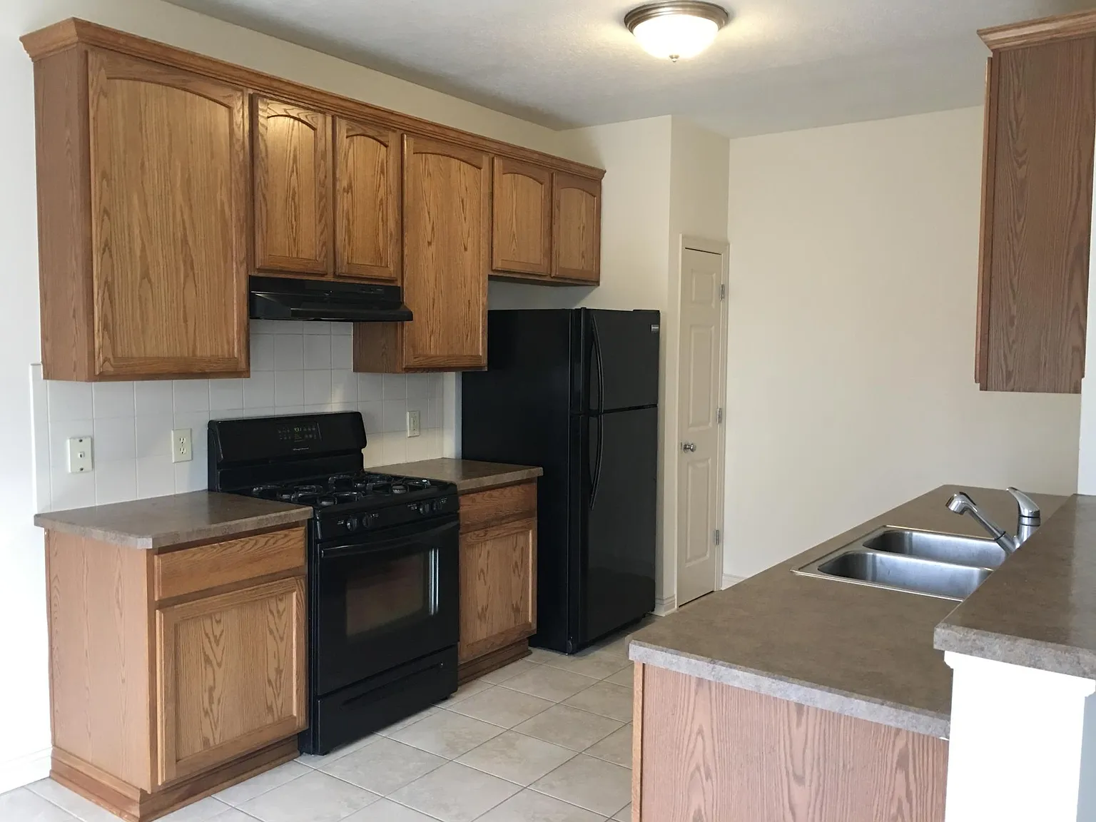 3 bed, 2.5 bath, 1923 sqft, $2,699 — Photo 4