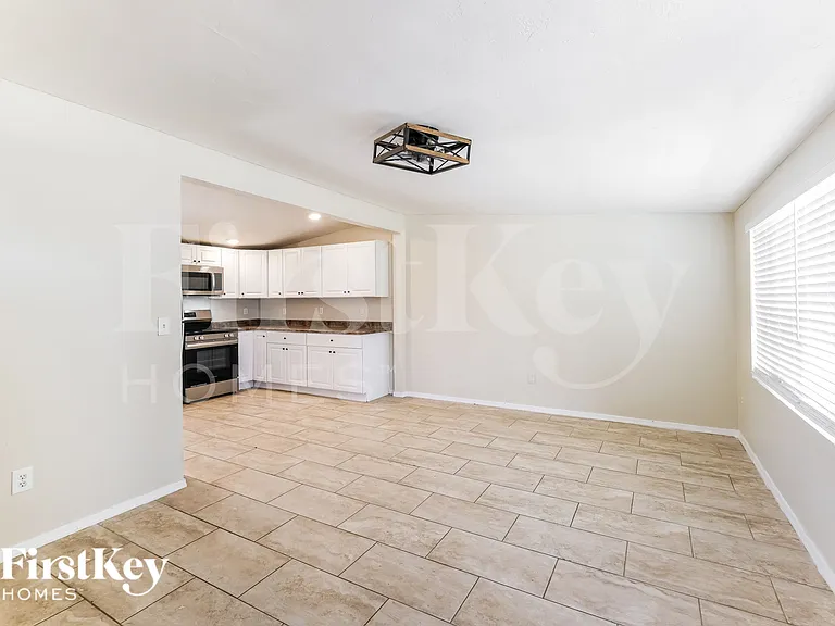 1124 W Cinnabar Ave — Photo 5