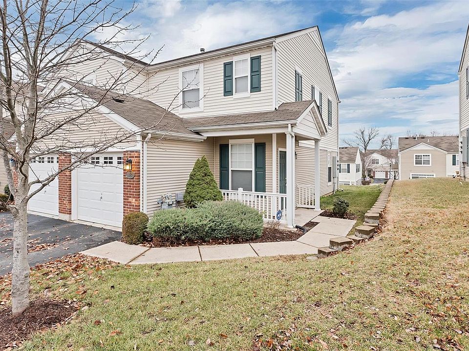 Low monthly fee for this move in ready home with vaulted ceilings & attached garage!
