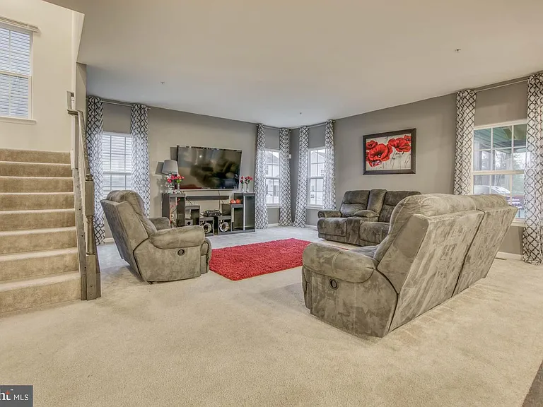 728 Falcon Ln — Photo 7