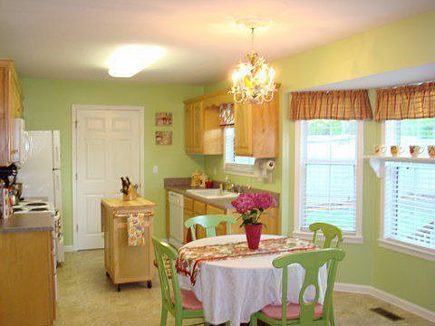 Kitchen w Bay Window