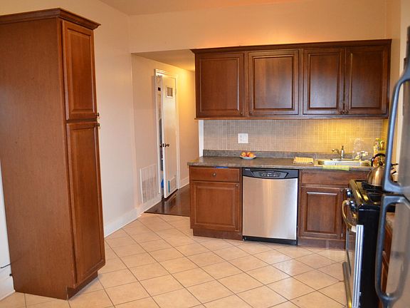 3rd image of 1002 N Wolcott Ave APT 1