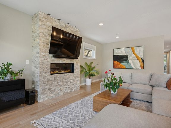 5th image of 2221 N Leavitt St #2