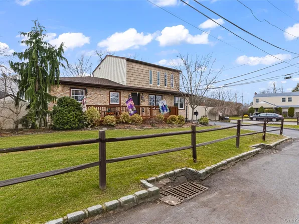 2 Burnett Avenue, Bay Shore, NY 11706