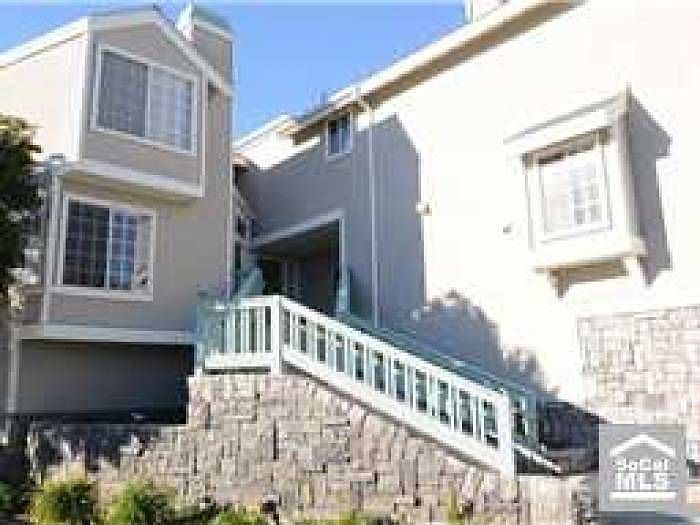 Exterior Front door entra